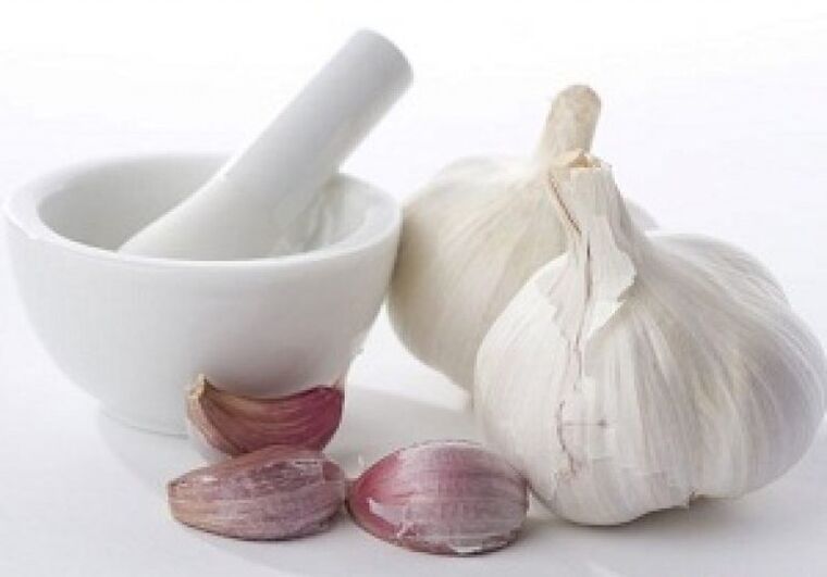 Bawang bodas pikeun nyiapkeun tincture penyembuhan ngalawan helminths